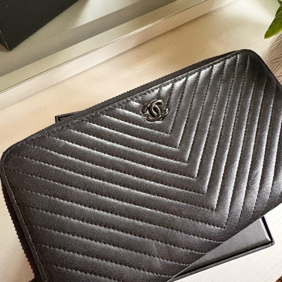 CHANEL Black Chevron Quilted Wallet - Picture 1 of 7